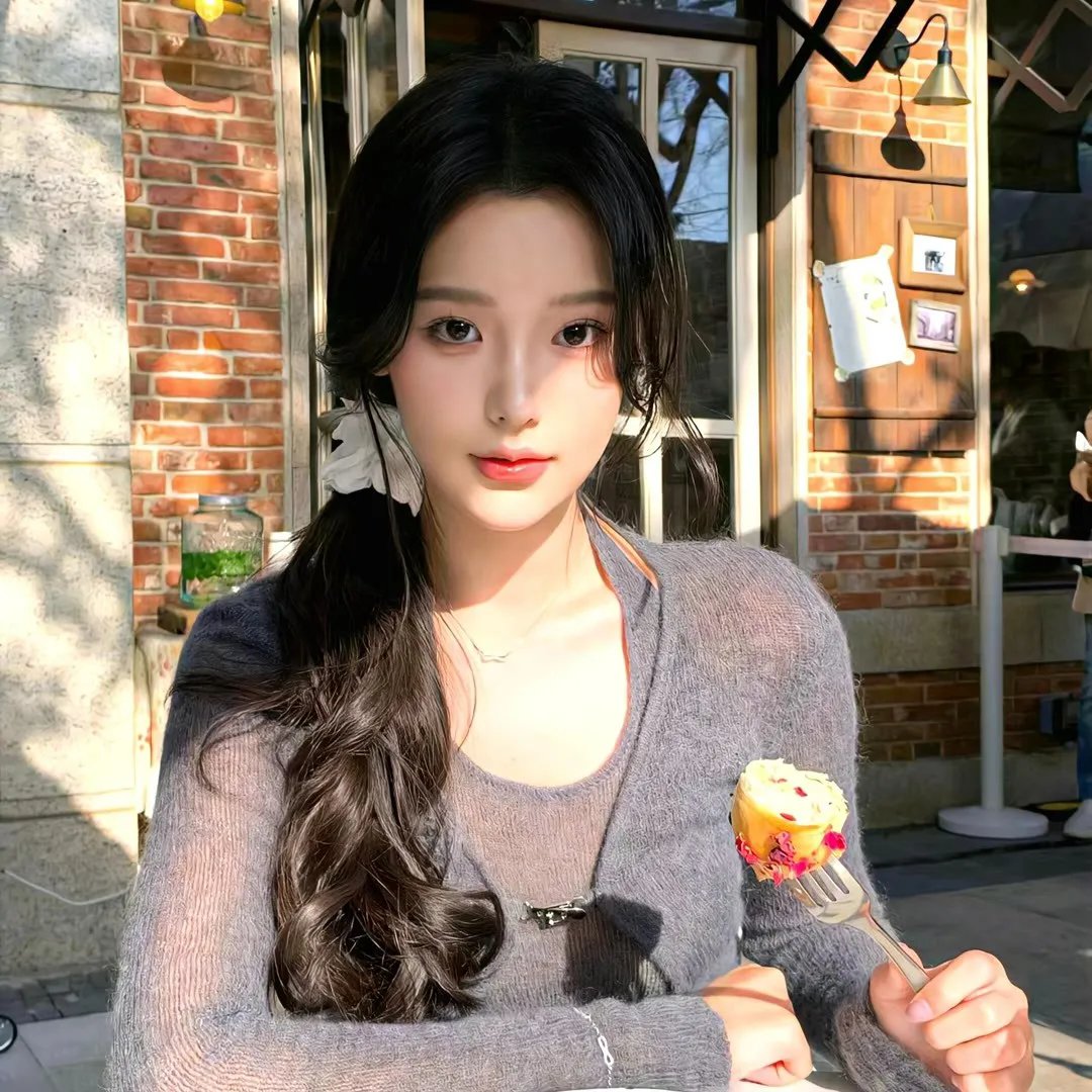 泳池里的女人